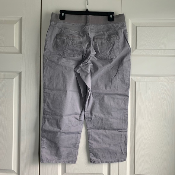 Lee Comfort Capris. GUC. - Picture 2 of 10